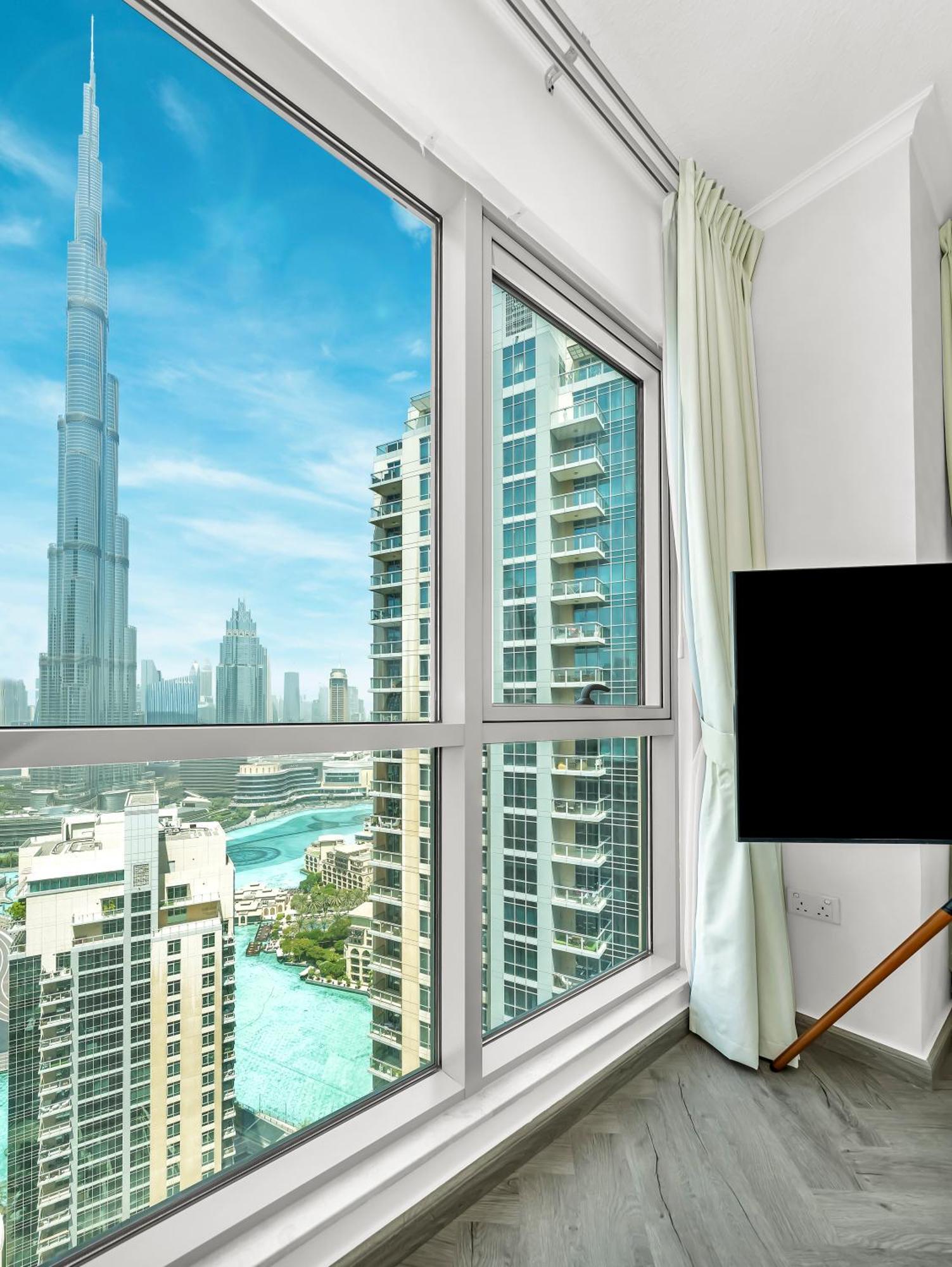 Luxe 4 Bedroom Apartment I Burj Khalifa & Fountain Views I Free Gym, Pool, Parking, Wi-Fi And Ps5 I By Skyline Serenity ดูไบ ภายนอก รูปภาพ