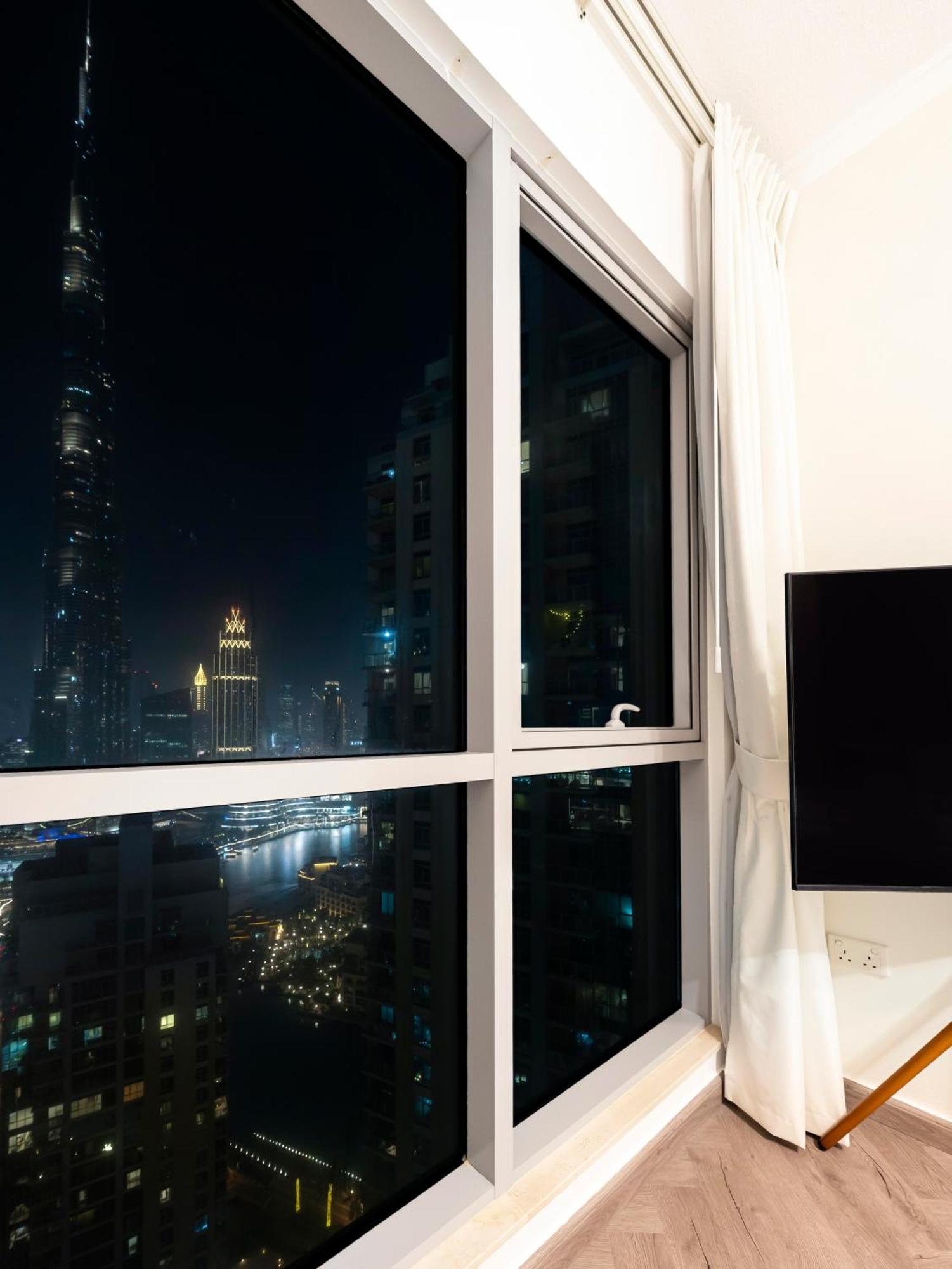 Luxe 4 Bedroom Apartment I Burj Khalifa & Fountain Views I Free Gym, Pool, Parking, Wi-Fi And Ps5 I By Skyline Serenity ดูไบ ภายนอก รูปภาพ